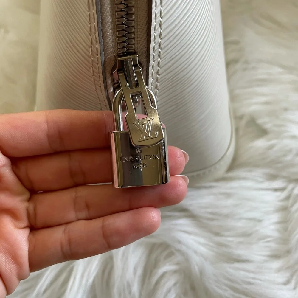 Louis Vuitton Alma Handbag in Cream
